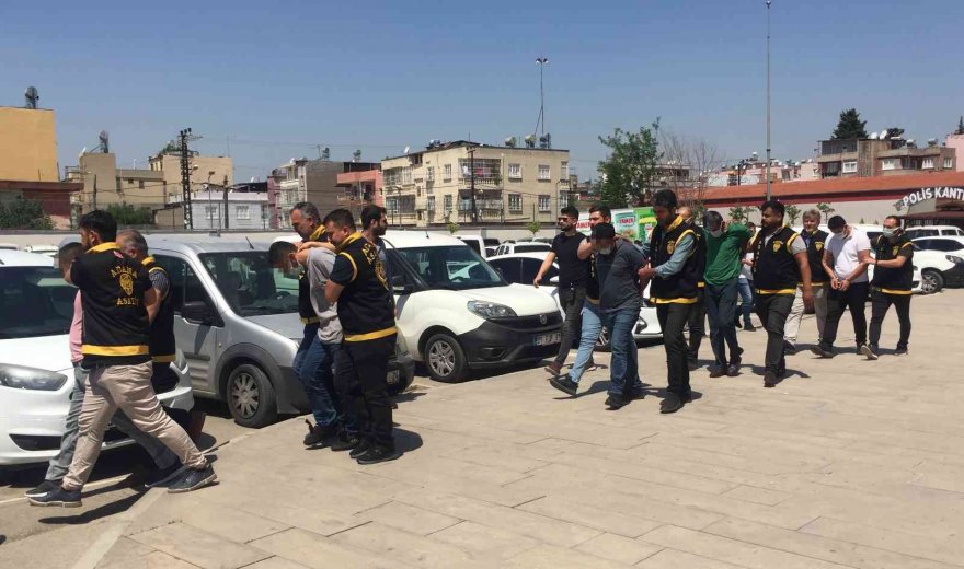 Araç çalıp 1 milyon lira gasp eden 3 zanlı tutuklandı