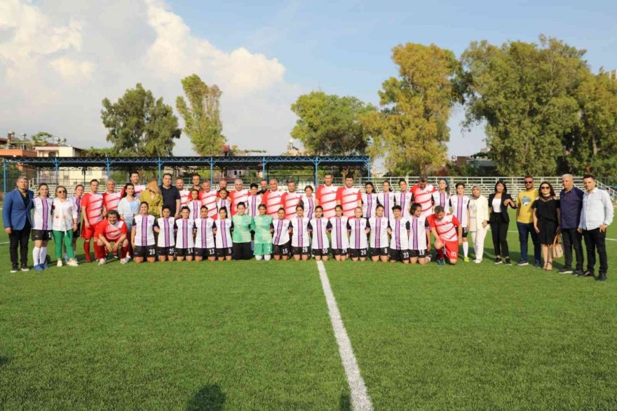 Belediye başkanları kadına şiddete karşı farkındalık için maç yaptı