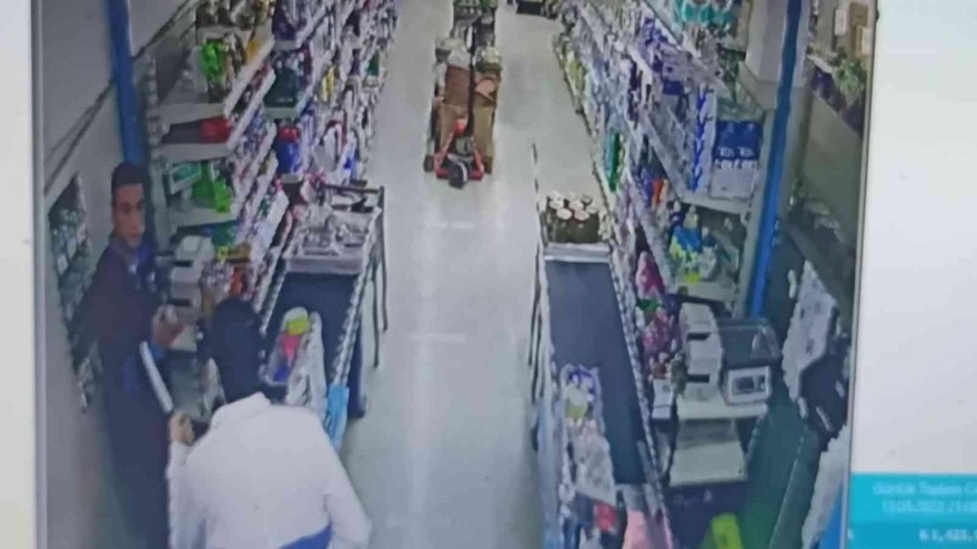 Satırlı, bıçaklı gaspçıyı market çalışanı böyle kovaladı