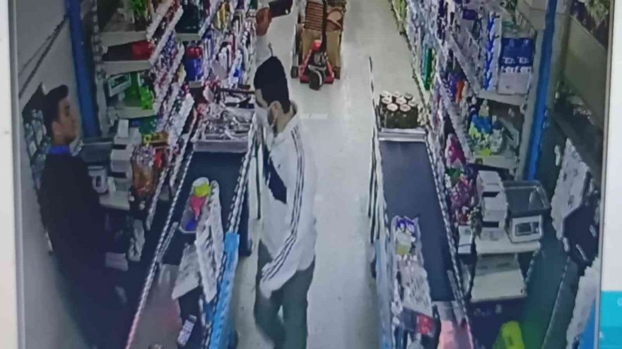 Satırlı, bıçaklı gaspçıyı market çalışanı böyle kovaladı