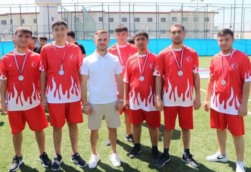 Adanasporlu futbolcular genç mahkumlarla buluştu