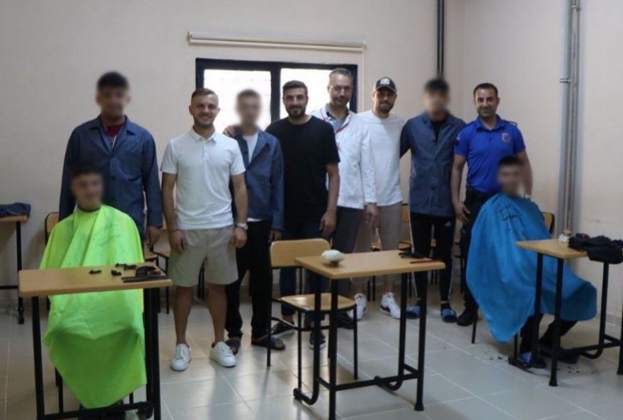 Adanasporlu futbolcular genç mahkumlarla buluştu