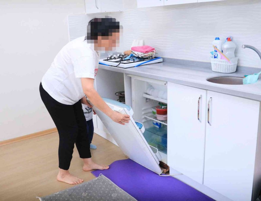 Kocasının şiddetinden kaçtı, ablasına sığındı, o da sokağa attı