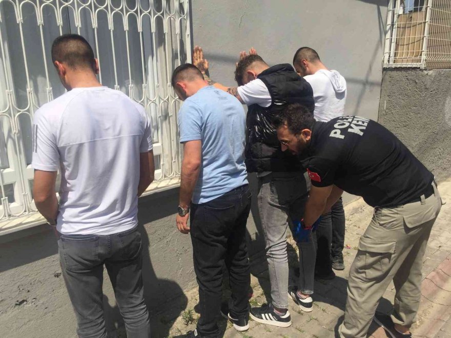 Polis narkotik operasyonunda ağız içinde bile uyuşturucu aradı