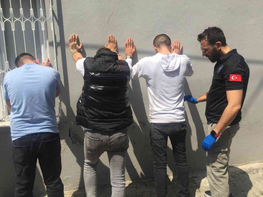 Polis narkotik operasyonunda ağız içinde bile uyuşturucu aradı