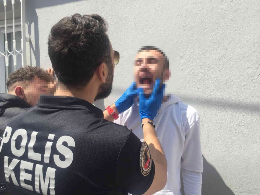 Polis narkotik operasyonunda ağız içinde bile uyuşturucu aradı