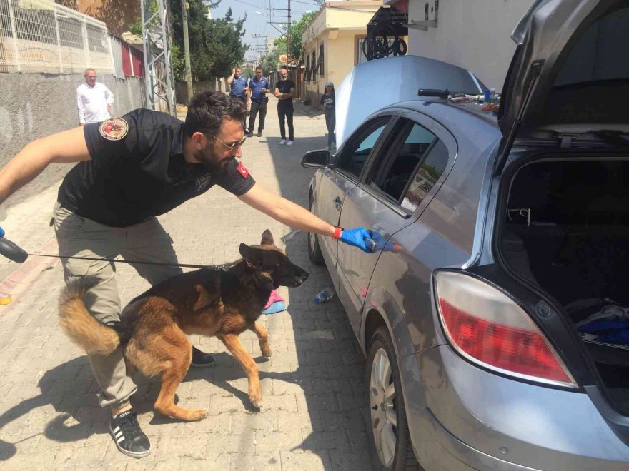 Polis narkotik operasyonunda ağız içinde bile uyuşturucu aradı