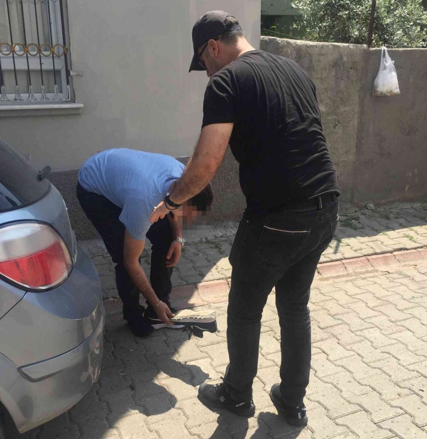 Polis narkotik operasyonunda ağız içinde bile uyuşturucu aradı