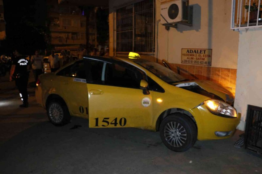 Motoru çalanlardan kaçmak için taksi çaldı, kaza yapıp polise yakalandı