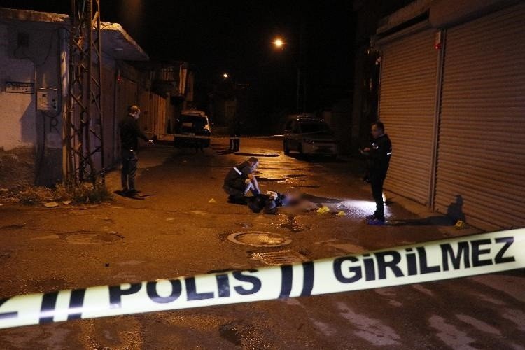 Silahlı çatışmada başından vurulan kişi öldü