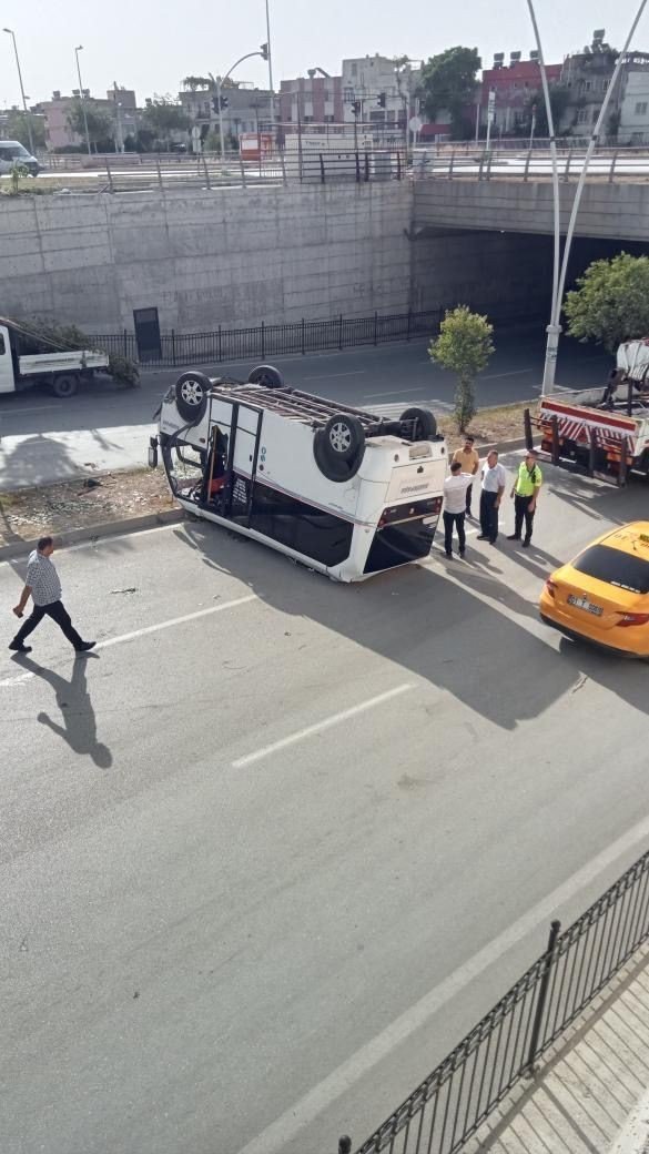 Toplu taşıma aracı alt geçide düştü