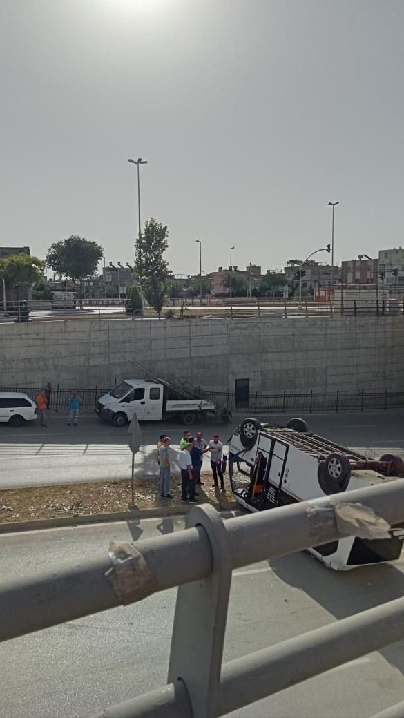 Toplu taşıma aracı alt geçide düştü