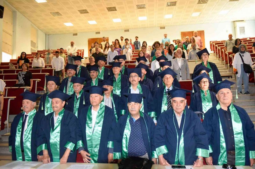 50 yıl sonra cübbe giyip kep fırlattılar