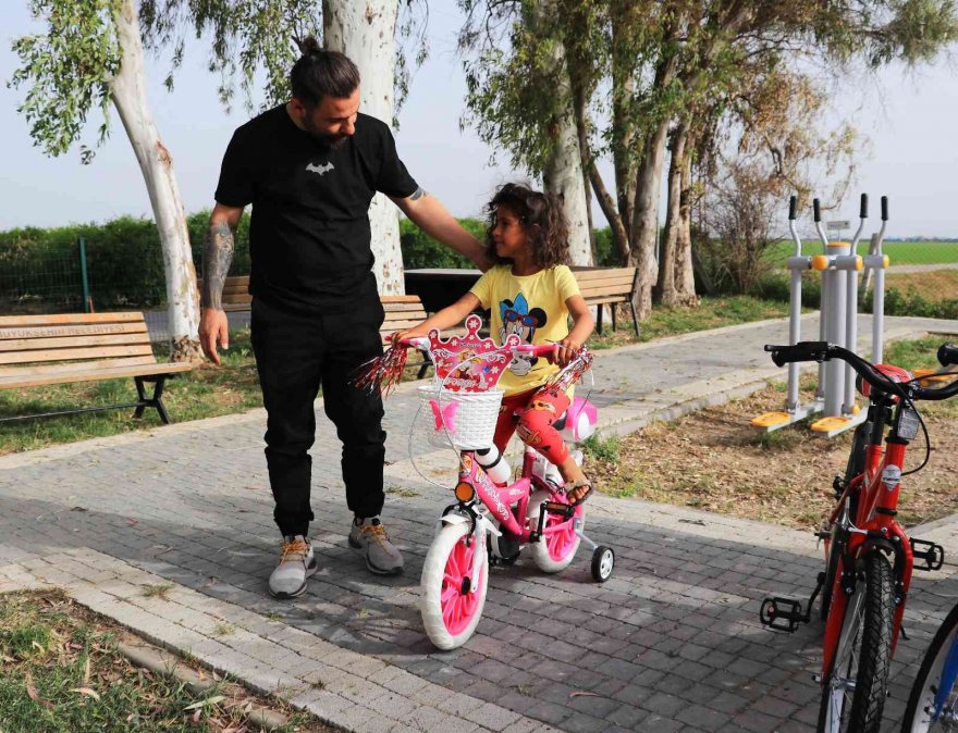 Çocukluk hayalini gerçekleştirdi: 150 çocuğa bisiklet dağıttı