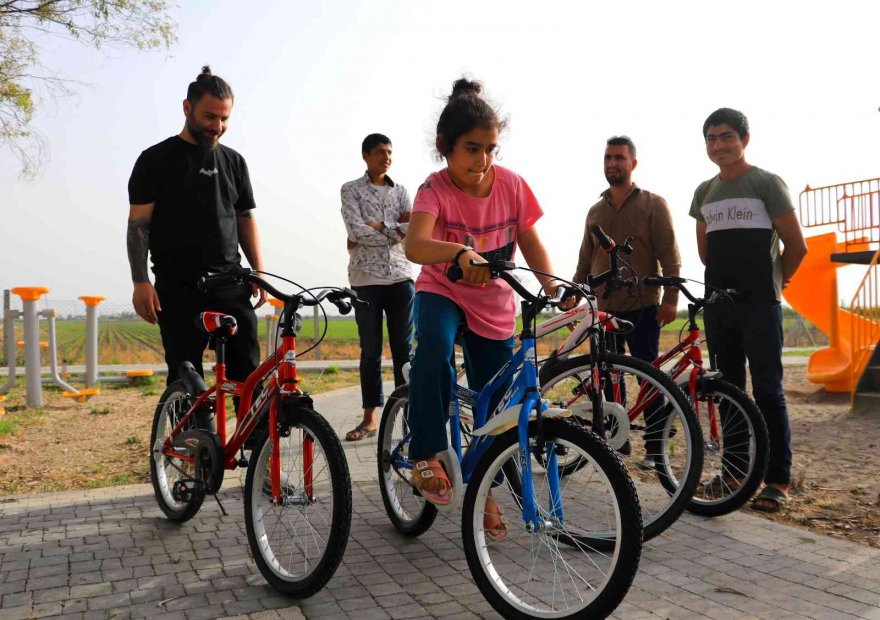 Çocukluk hayalini gerçekleştirdi: 150 çocuğa bisiklet dağıttı