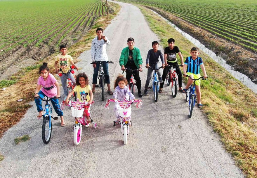 Çocukluk hayalini gerçekleştirdi: 150 çocuğa bisiklet dağıttı