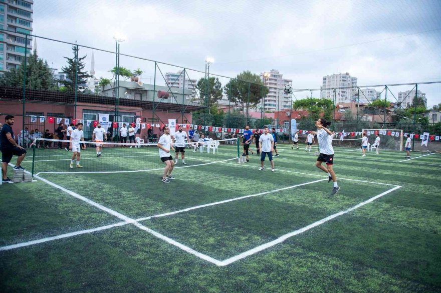 Ödüllü ayak tenisi turnuvası başladı