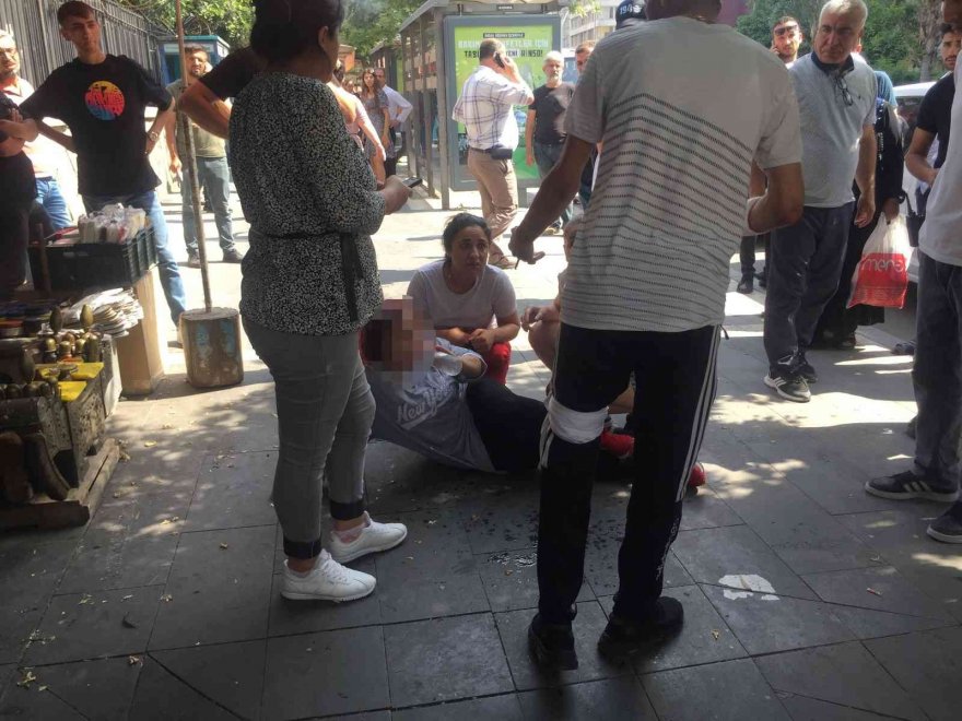 Karısını ve yanındaki erkeği sokak ortasında vurdu