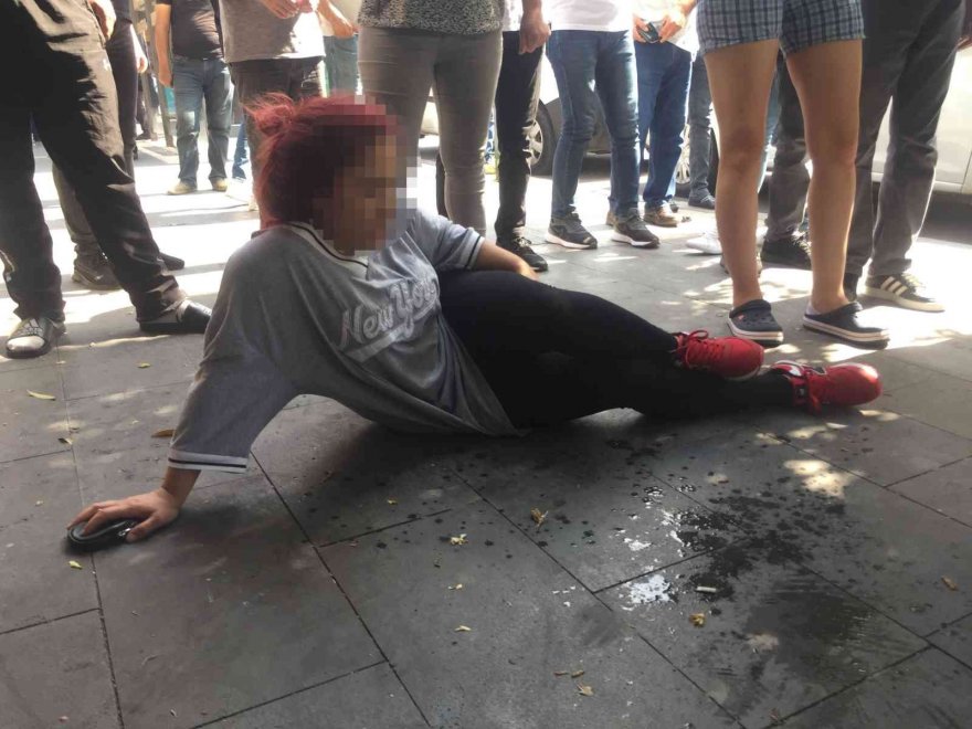 Karısını ve yanındaki erkeği sokak ortasında vurdu