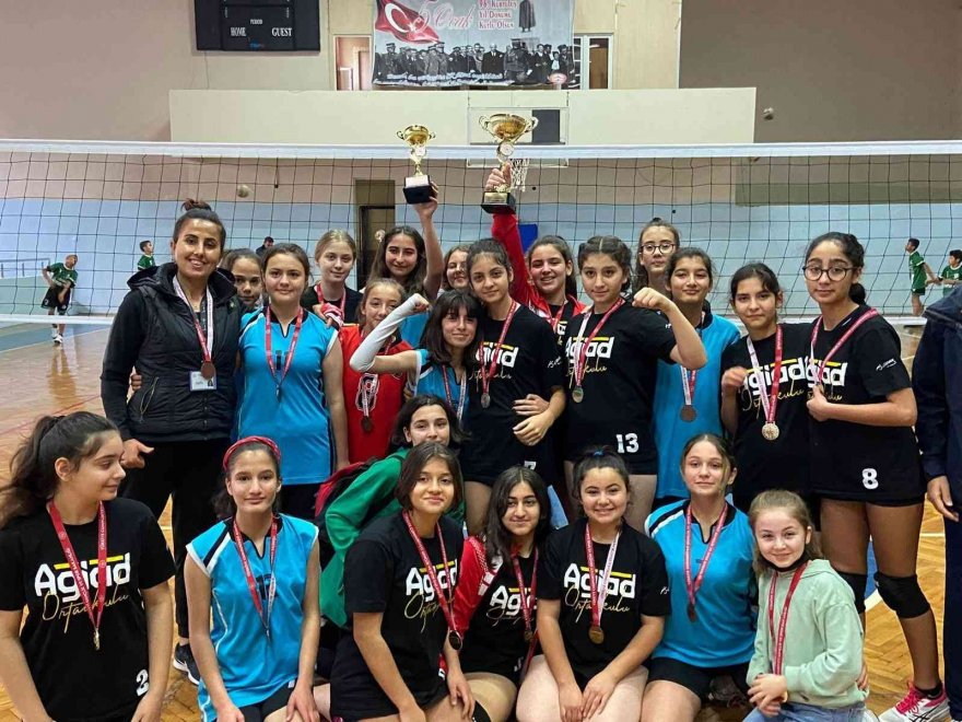 Adana Genç İşadamları Ortaokulu’nun başarısı