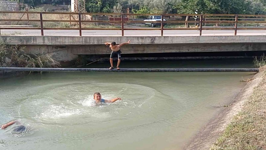 Sıcaklar arttı, Adana'da çocuklar kanallarda yüzmeye başladı...