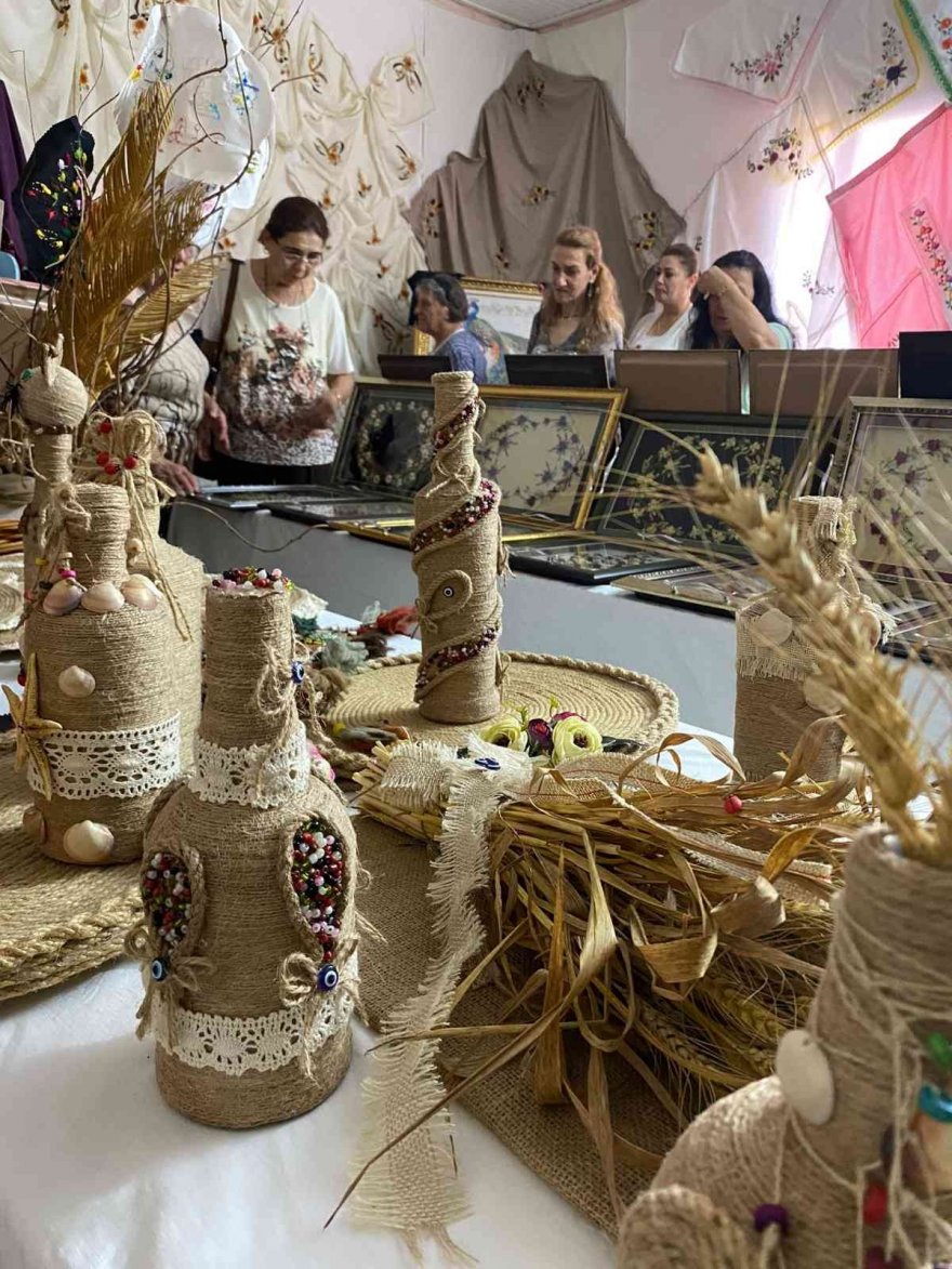 Köy kadınları el sanatları sergisi açtı
