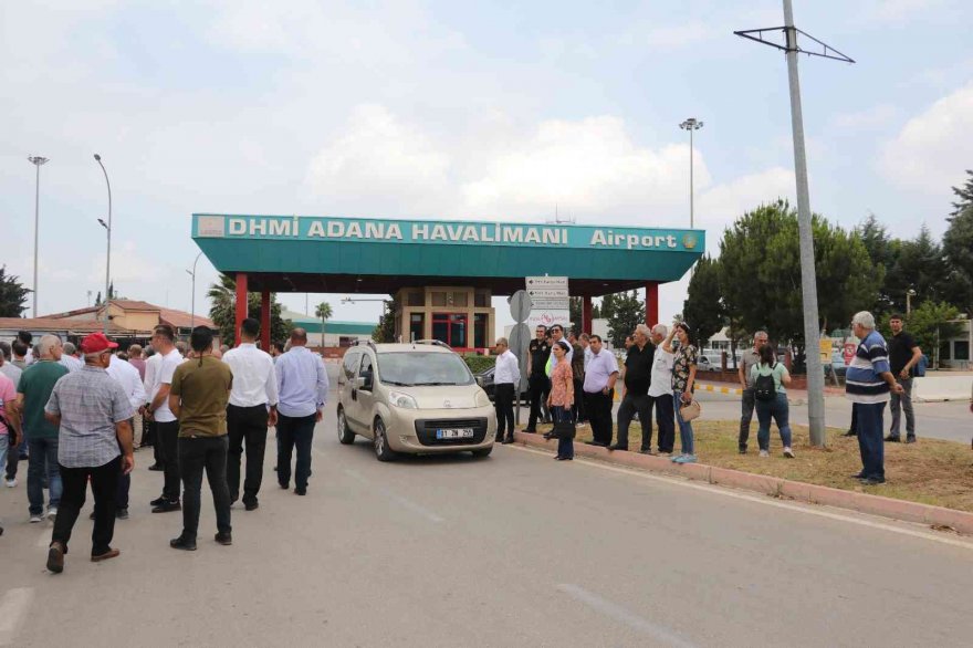 CHP Adana havalimanında toplandı: Şakirpaşa Havalimanı kapatılmasın