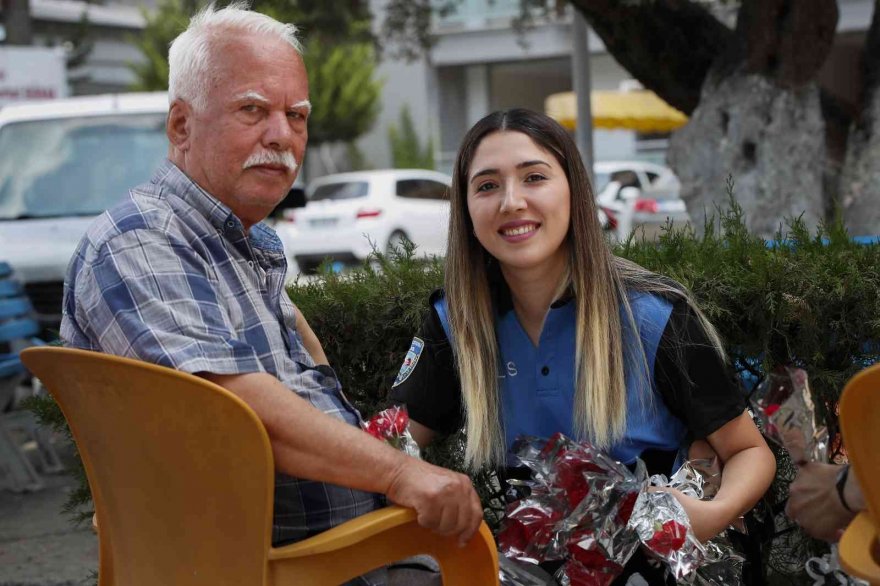 Polis huzurevindeki “babaları” unutmadı