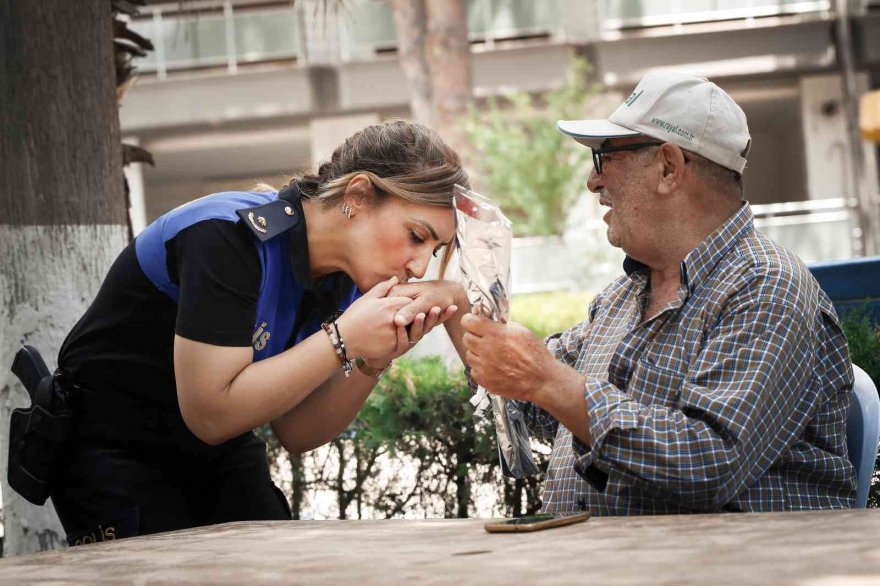Polis huzurevindeki “babaları” unutmadı