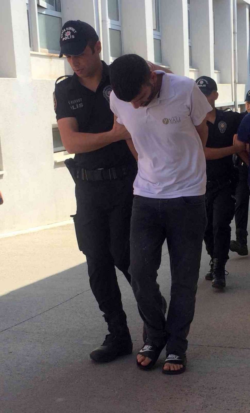 Kadın kılığına girip eski eşini vurup, sevgilisini öldürdü