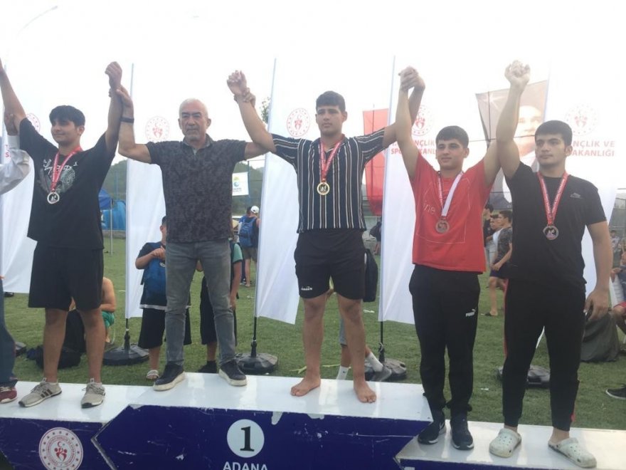 Ceyhanlı güreşçiler 8 madalya ile döndü