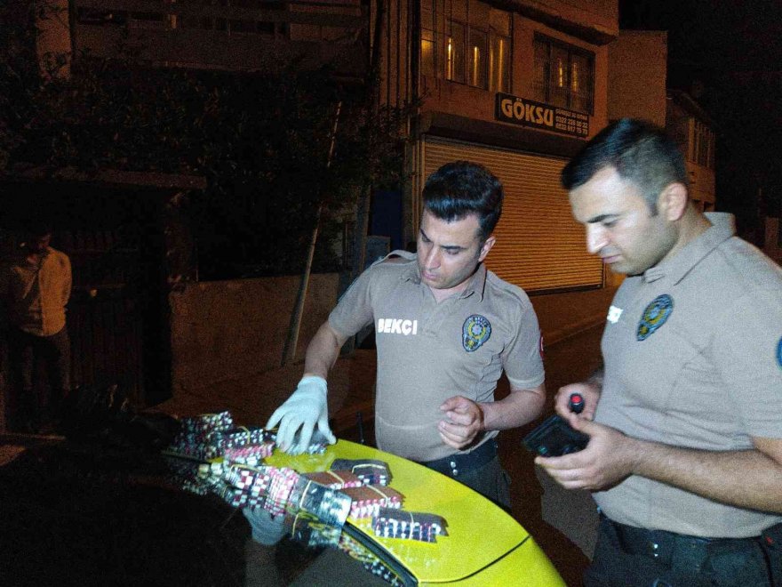 Bekçiler taksideki yolcudan poşet dolusu uyuşturucu hap yakaladı