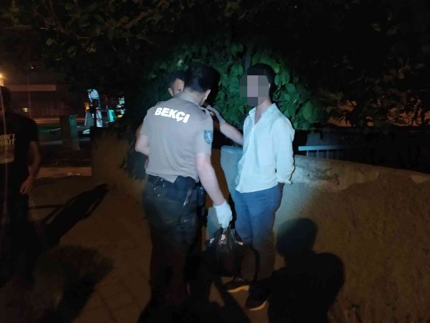 Bekçiler taksideki yolcudan poşet dolusu uyuşturucu hap yakaladı