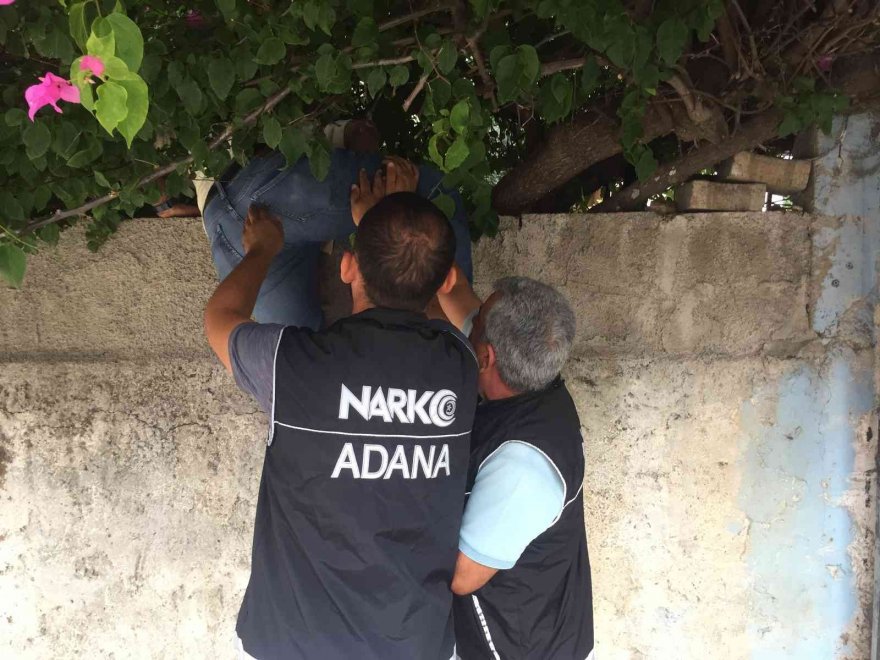 Operasyonda kapıyı açmayıp, polisi polise şikayet etmeye kalktı