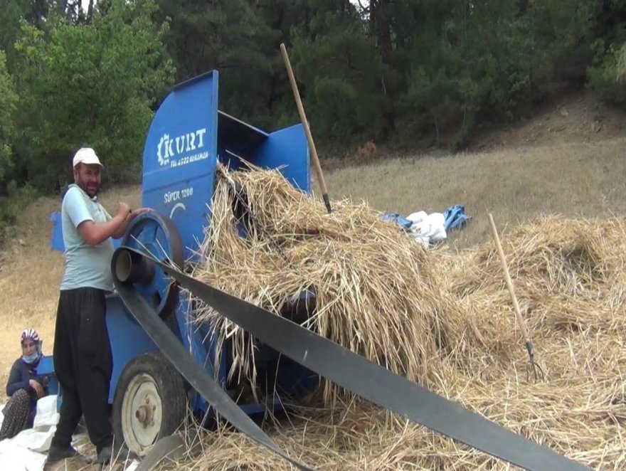 Orakla biçiyor, patozla harman çekiyorlar