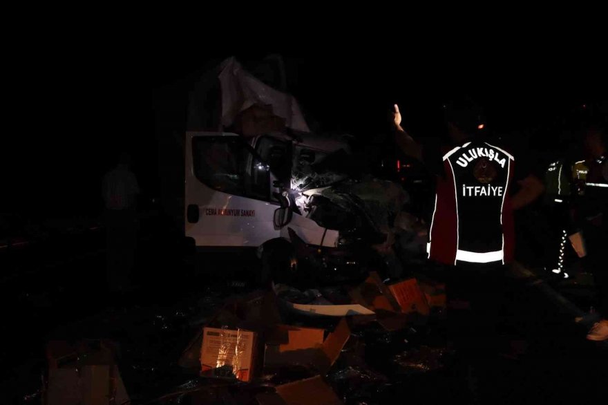 Adana’da lastiği patlayan kamyonet ile tır kafa kafaya çarpıştı: 4 yaralı