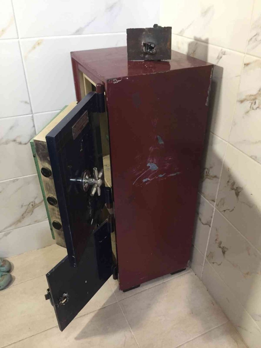 Kasayı parçalayıp 900 gram altın, 100 bin lira çaldılar