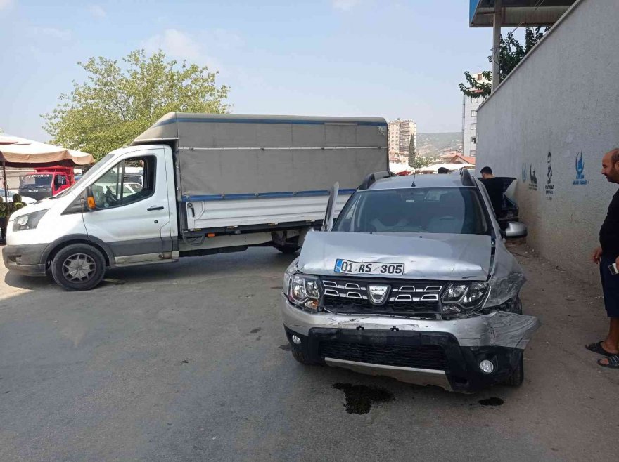 Fren yerine gaza bastı, 3 araç hasar gördü