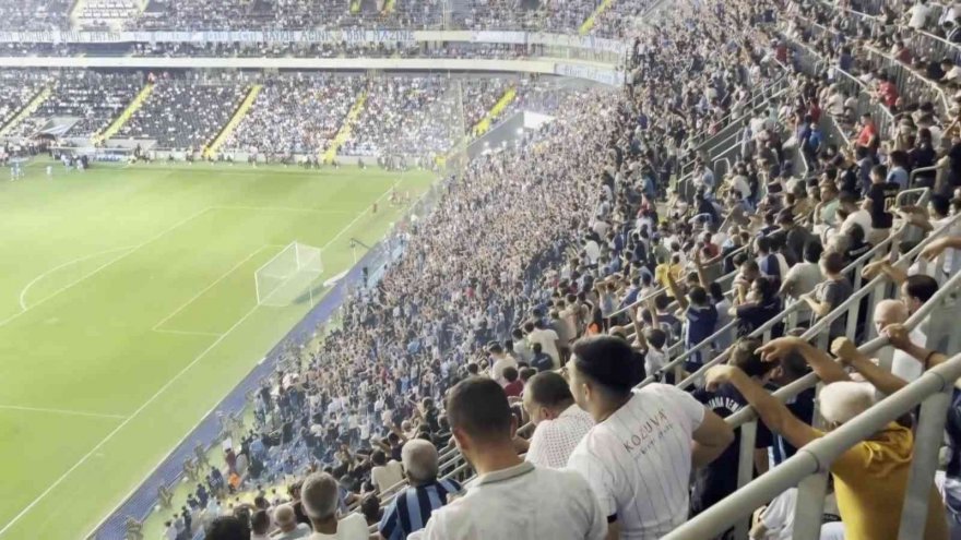 Adana Demirspor'u izlerken tribünde tıraş oldu