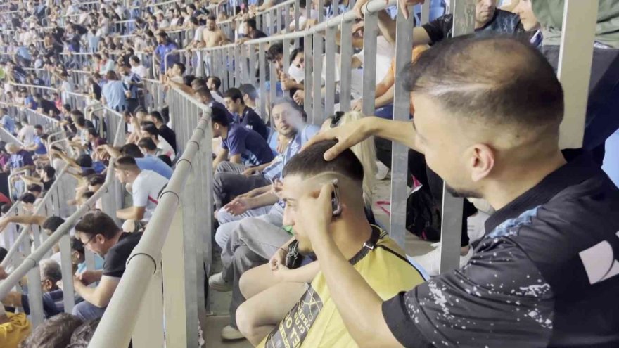 Adana Demirspor'u izlerken tribünde tıraş oldu