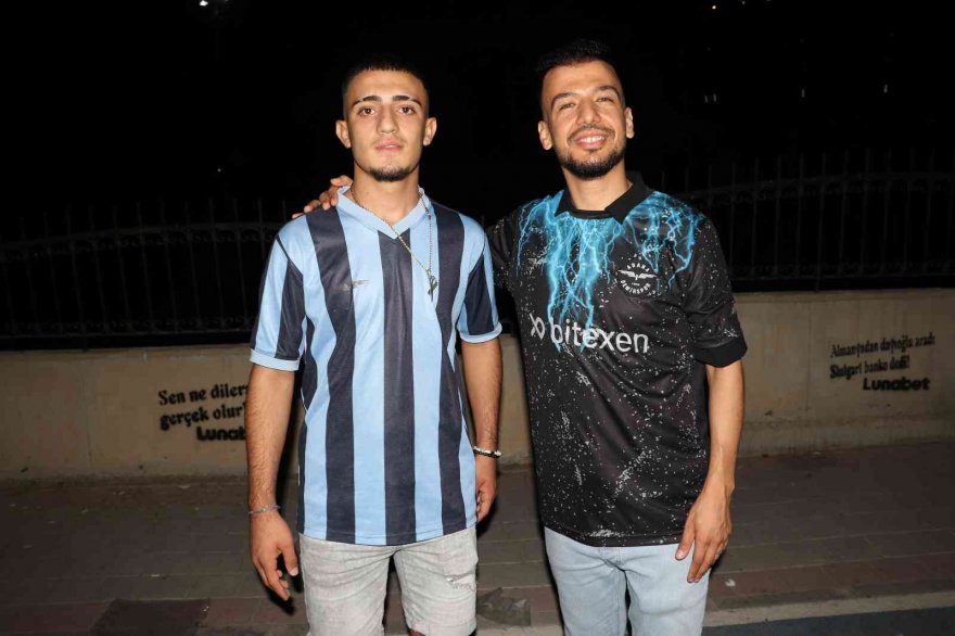 Adana Demirspor'u izlerken tribünde tıraş oldu