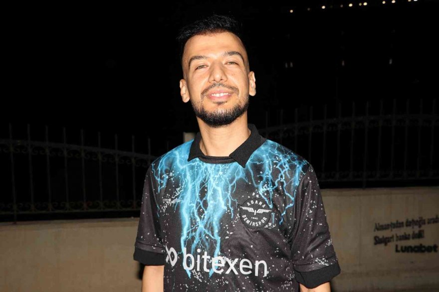 Adana Demirspor'u izlerken tribünde tıraş oldu