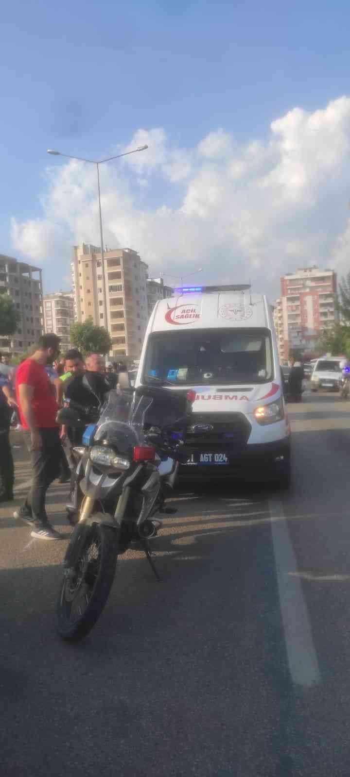 Motosikletli polis ekibine çarpıp kaçtı