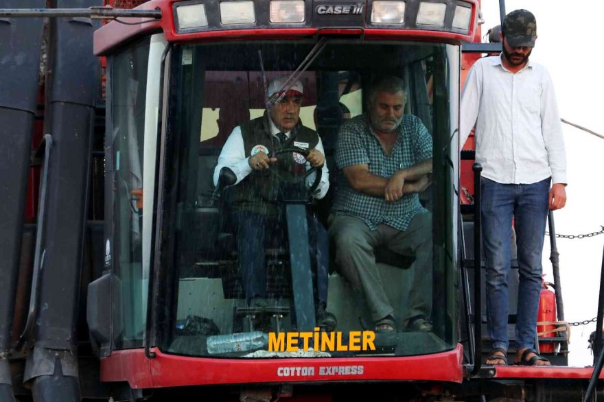 Bakan Kirişci biçerdövere binip pamuk hasat etti