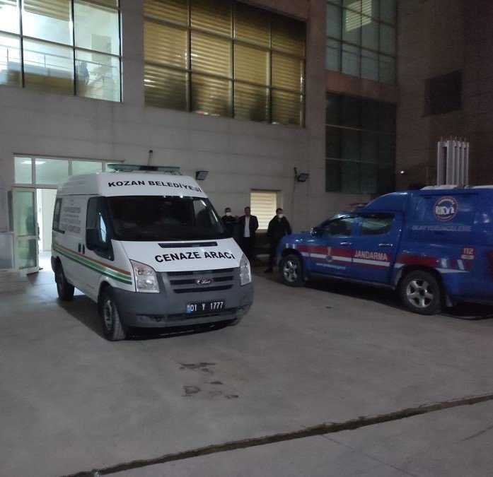 Kozan'da traktör kayaya çarptı: 1 ölü, 1 yaralı