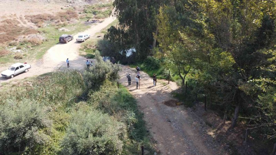 Sahibi yolu kapattı, mahalleli kapıda kaldı