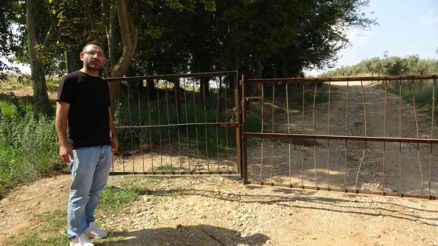 Sahibi yolu kapattı, mahalleli kapıda kaldı