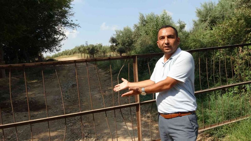 Sahibi yolu kapattı, mahalleli kapıda kaldı