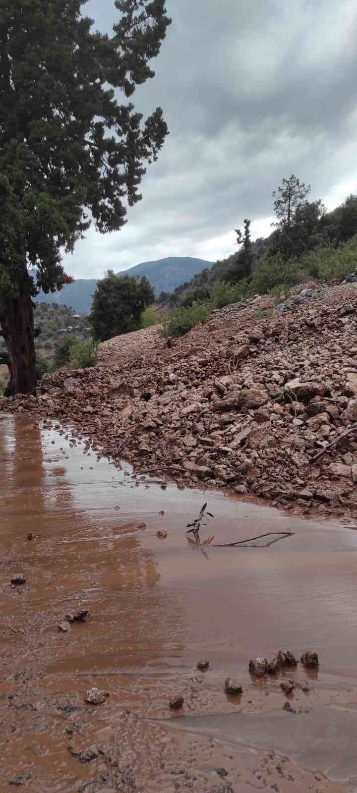 Adana’da şiddetli sağanak heyelana neden oldu