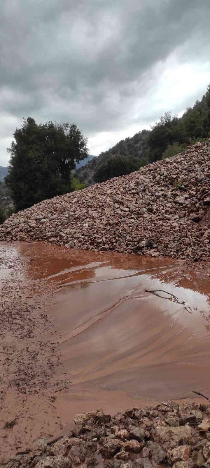 Adana’da şiddetli sağanak heyelana neden oldu